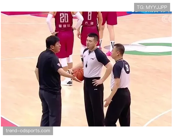 踩踏犯规判罚标准解读：何时算犯规裁判才会吹哨？